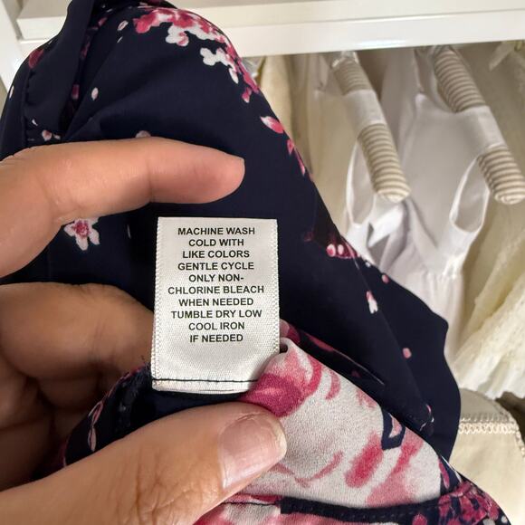 Elle sz. medium tunic length blue floral button up sleeveless top, office #3855 - Picture 9 of 9